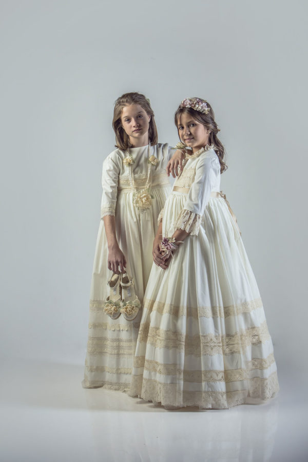 Dos niñas con vestidos de Comunión